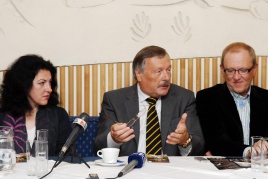 Audroniaus Žygavičiaus nuotraukoje: "Sostinės dienų" spaudos konferencijoje Stasys Brundza kvietė žurnalistus ir visuomenę būtinai ateiti sutikti Vilniuje finišuosiančius ralio "Aplink Lietuvą" dalyvius (greta- Dagnė Rūkienė ir Remigijus Merkelys) Audroniaus Žygavičiaus nuotraukoje: "Sostinės dienų" spaudos konferencijoje Stasys Brundza kvietė žurnalistus ir visuomenę būtinai ateiti sutikti Vilniuje finišuosiančius ralio "Aplink Lietuvą" dalyvius (greta- Dagnė Rūkienė ir Remigijus Merkelys)
